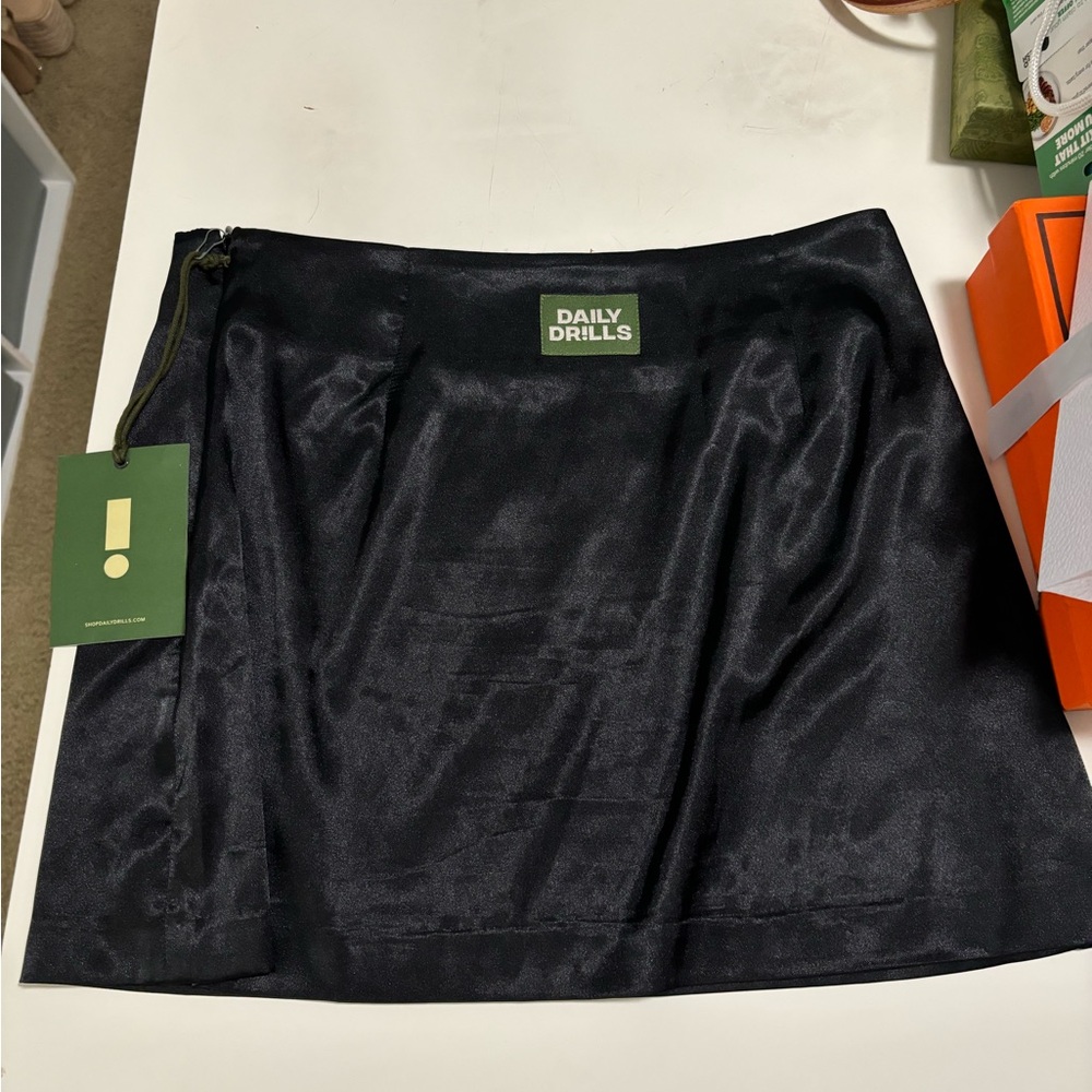 Size medium Daily drills Satin skirt black